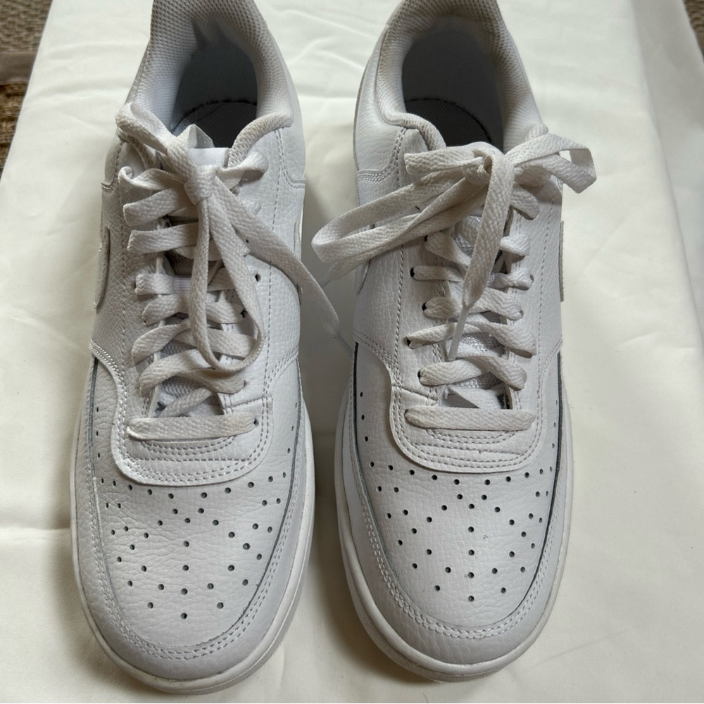 Nike Court Vision Low Triple White CD5434-100
Sz 11-EUC LOOK New
